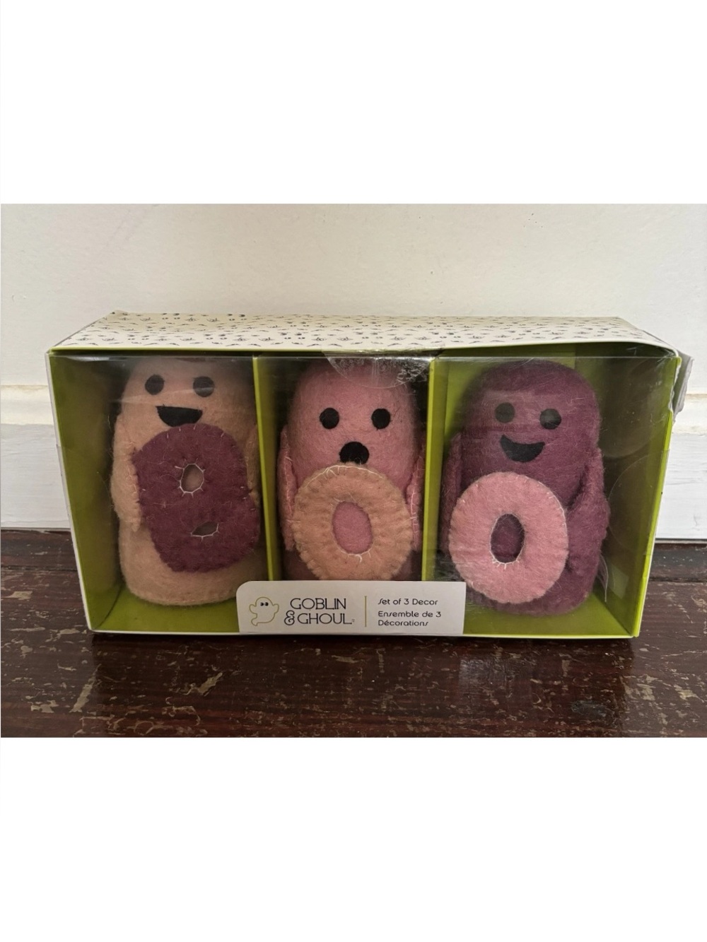 Goblin & Ghoul Set of 3 Wool Felt Ghosts holding “BOO" Pink / Purple
NEW